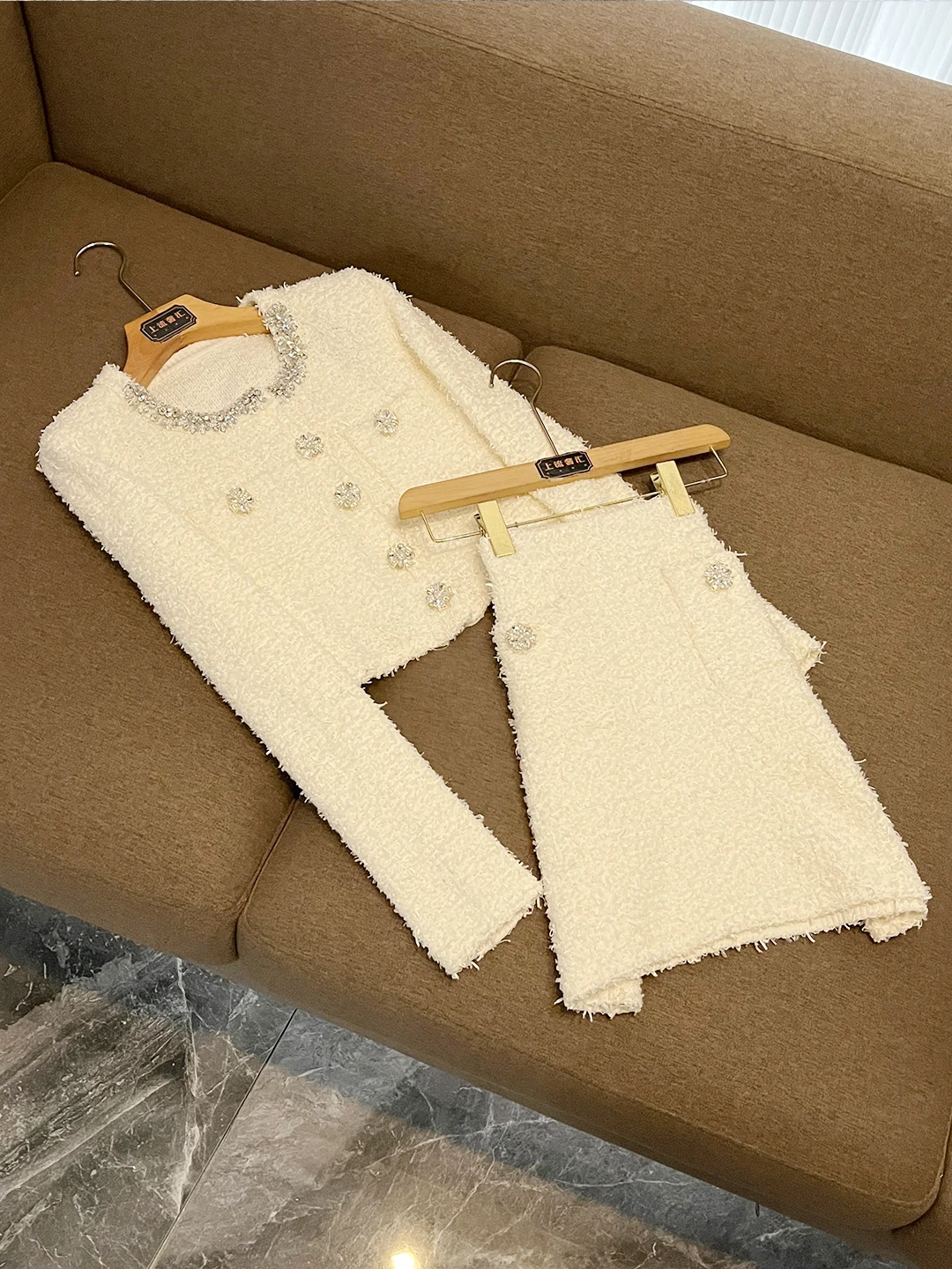 Fall 2026 Elegant Diamond Embedded Fashion Knitted Wrap around Skirt Set High Waist Long Sleeve round Neck Plant Floral Pattern
Fall 2026 Elegant Diamond Embedded Fashion Knitted Wrap around Skirt Set High Waist Long Sleeve round Neck Plant Floral Pattern