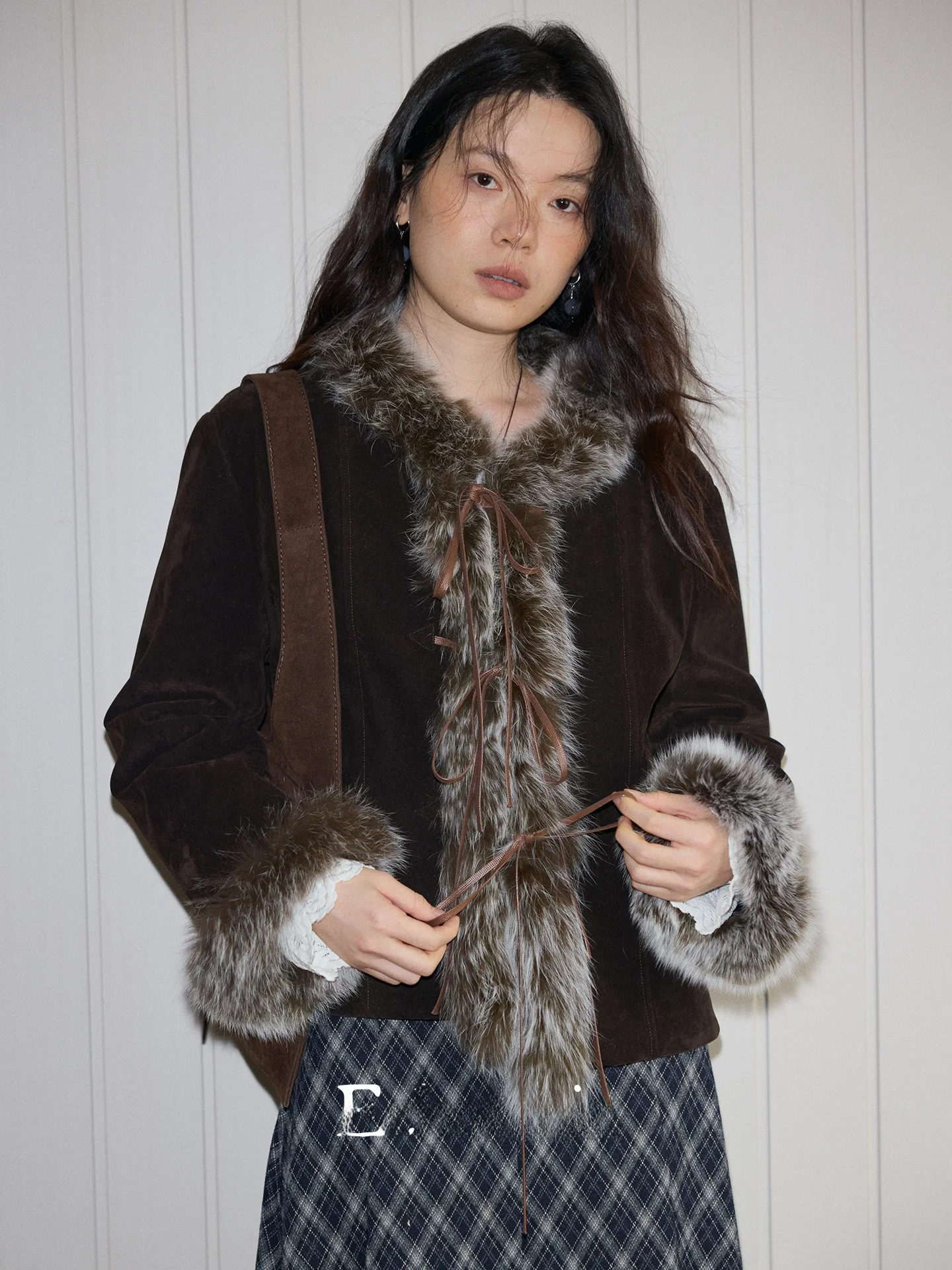 Шикарная женская короткая пуховая куртка с меховым воротником, винтажная белая, теплая, пушистая, с пуховыми рукавами, свободного кроя, для зимы
Шикарная женская короткая пуховая куртка с меховым воротником, винтажная белая, теплая, пушистая, с пуховыми рукавами, свободного кроя, для зимы