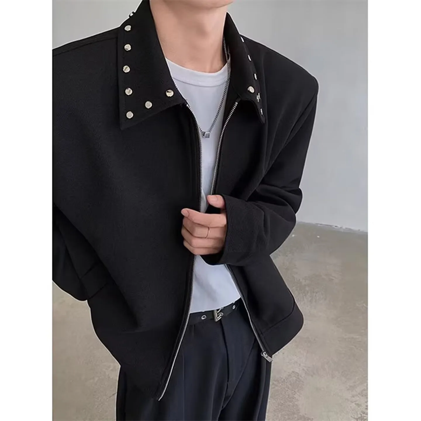 Men's Shoulder Pad Jacket Loose Fit Metal Buckle Spring Autumn Casual Fashion Design Long Sleeve Zipper Closure Outerwear
Men's Shoulder Pad Jacket Loose Fit Metal Buckle Spring Autumn Casual Fashion Design Long Sleeve Zipper Closure Outerwear