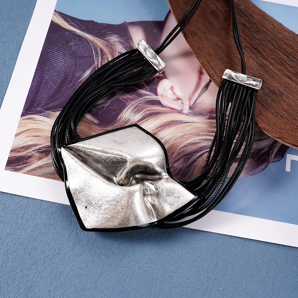 Elegant Vintage-Style Pendant Necklace For Banquet Decorations 2025 Theme Fashionable Jewelry Accessory
Elegant Vintage-Style Pendant Necklace For Banquet Decorations 2025 Theme Fashionable Jewelry Accessory