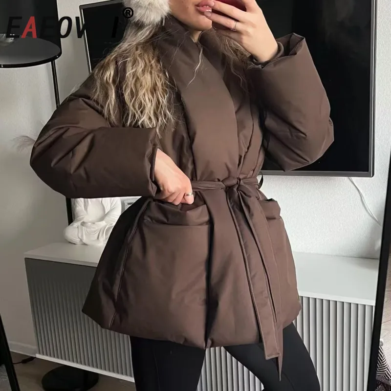 EAEOVNI винтажное зимнее теплое хлопковое пальто для женщин с v-образным вырезом и поясом, однотонная уличная куртка со сборкой на талии, модная новинка 2026 г.
EAEOVNI винтажное зимнее теплое хлопковое пальто для женщин с v-образным вырезом и поясом, однотонная уличная куртка со сборкой на талии, модная новинка 2026 г.