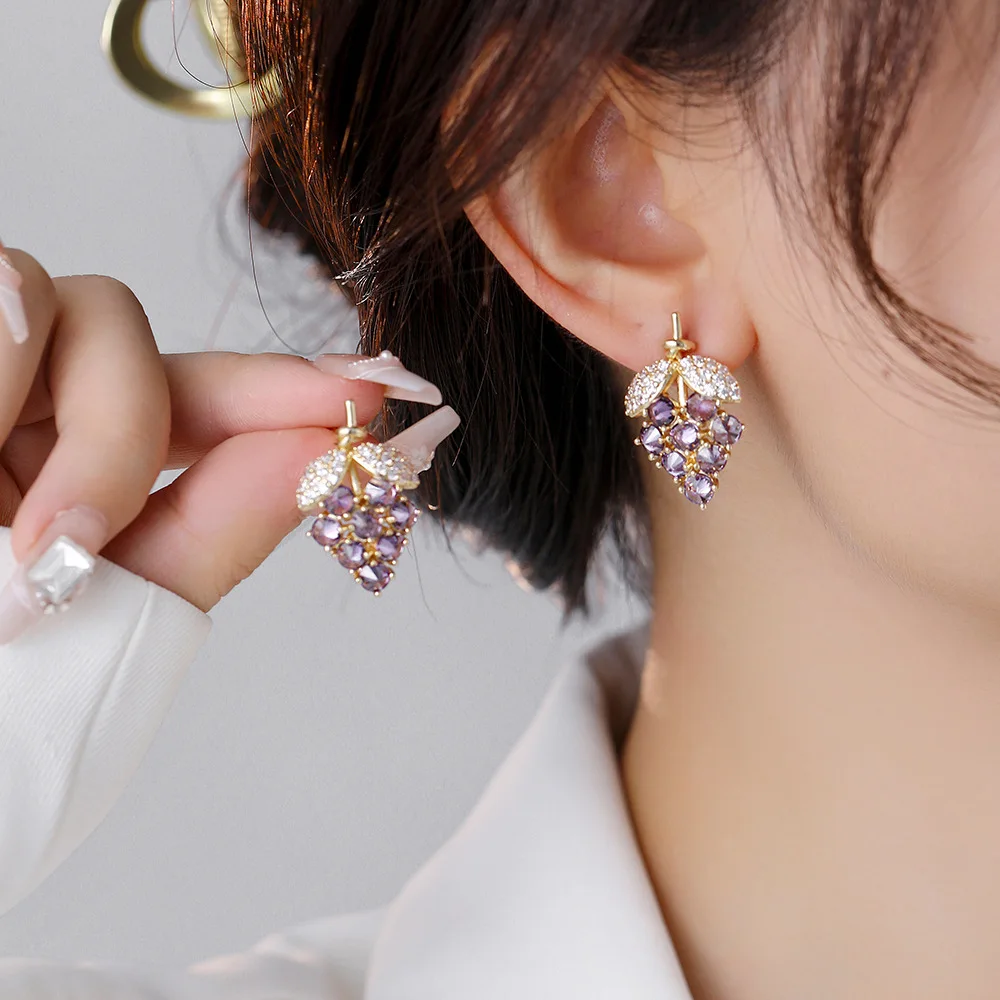 Set with zirconia grape-shaped stud earrings, made of 925 silver, suitable for women, featuring fresh and fashionable design.
Set with zirconia grape-shaped stud earrings, made of 925 silver, suitable for women, featuring fresh and fashionable design.