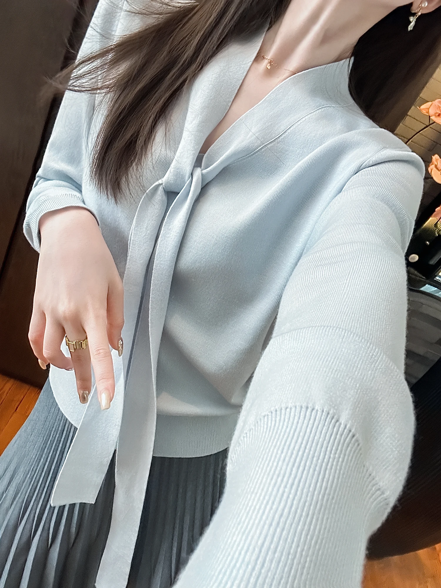 Женский шерстяной трикотажный свитер You See Gentle Wind 60% шерсть с бантом, V-образным вырезом, осенний, повседневный, с завышенной талией, длинный рукав
Женский шерстяной трикотажный свитер You See Gentle Wind 60% шерсть с бантом, V-образным вырезом, осенний, повседневный, с завышенной талией, длинный рукав