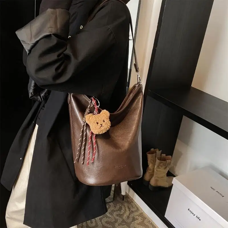 X90D Women Armpit Bag Retro Shoulder Bag Large Capacity Bucket Bag for Autumn Winter
X90D Women Armpit Bag Retro Shoulder Bag Large Capacity Bucket Bag for Autumn Winter