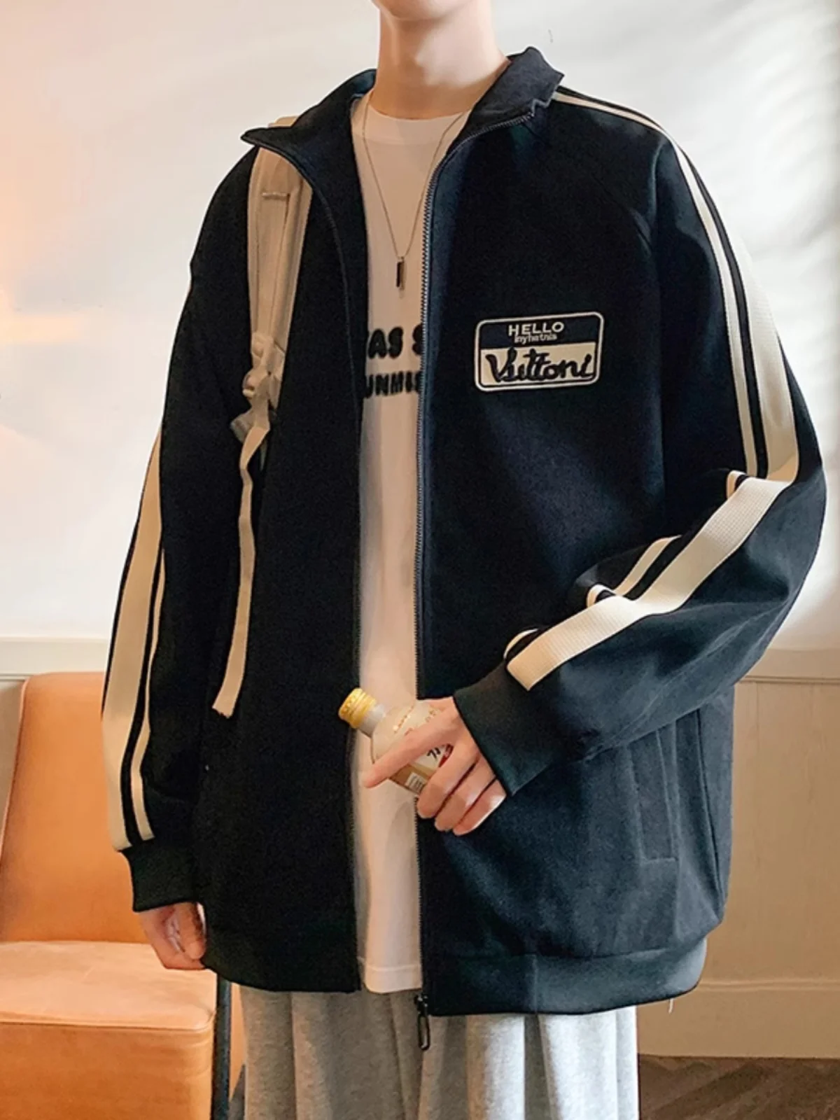 Мужская осенне-зимняя куртка большого размера 300 Pou в американском стиле с воротником-стойкой, модная, свободная, спортивная, повседневная, с комбинированными вставками
Мужская осенне-зимняя куртка большого размера 300 Pou в американском стиле с воротником-стойкой, модная, свободная, спортивная, повседневная, с комбинированными вставками