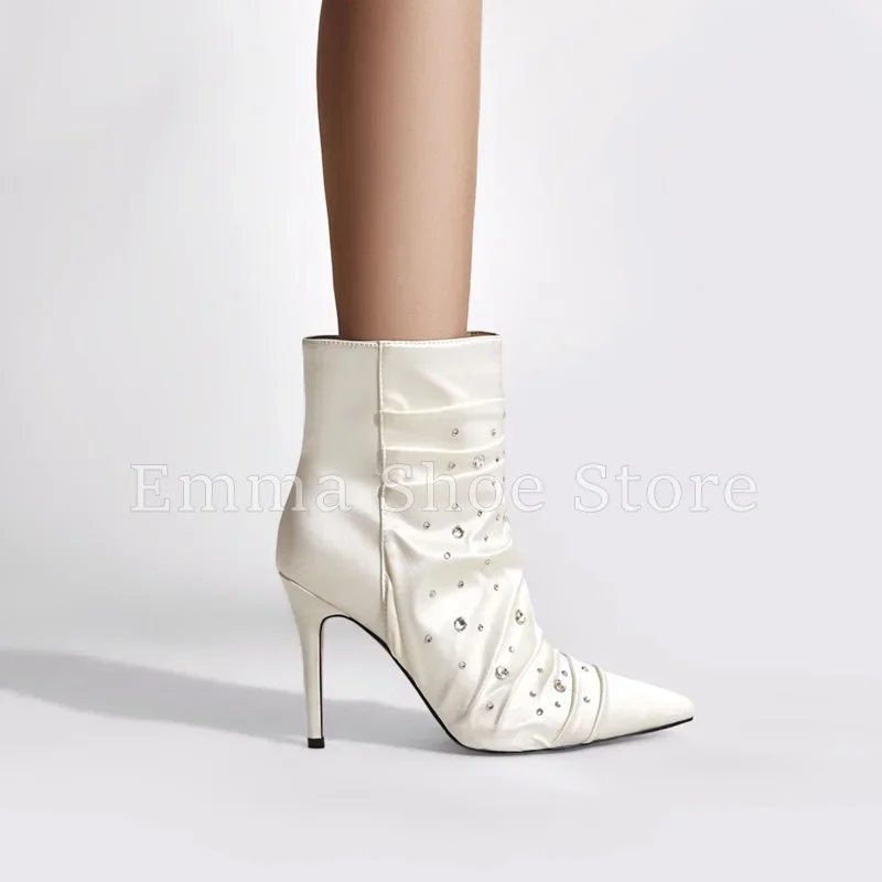 Белые атласные ботильоны с кристаллами, украшенные острым носком, плиссированные ботинки на шпильке, женские свадебные модельные туфли без шнуровки, большой размер
Белые атласные ботильоны с кристаллами, украшенные острым носком, плиссированные ботинки на шпильке, женские свадебные модельные туфли без шнуровки, большой размер