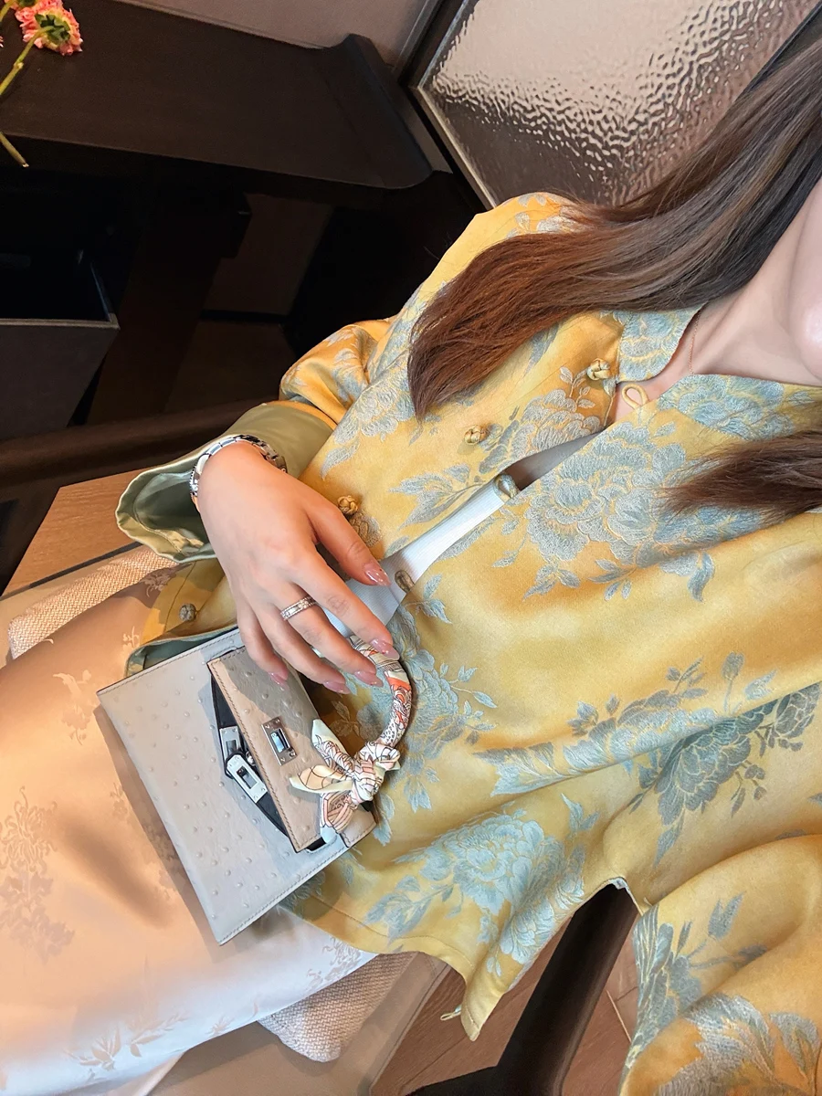 Женская блузка-рубашка из шелка с вышивкой, свободного кроя, с эффектом стройности, в китайском стиле, белая, с пуговицами, для ранней весны, верхняя одежда
Женская блузка-рубашка из шелка с вышивкой, свободного кроя, с эффектом стройности, в китайском стиле, белая, с пуговицами, для ранней весны, верхняя одежда