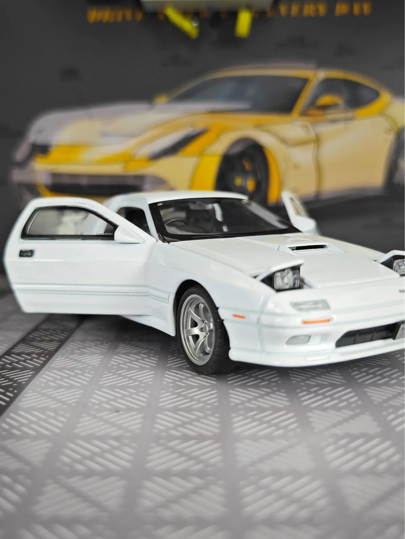 1:32 simulation Mazda RX-7 alloy car model, doors and engine hood, trunk can be opened, sound and light return power sports car
1:32 simulation Mazda RX-7 alloy car model, doors and engine hood, trunk can be opened, sound and light return power sports car