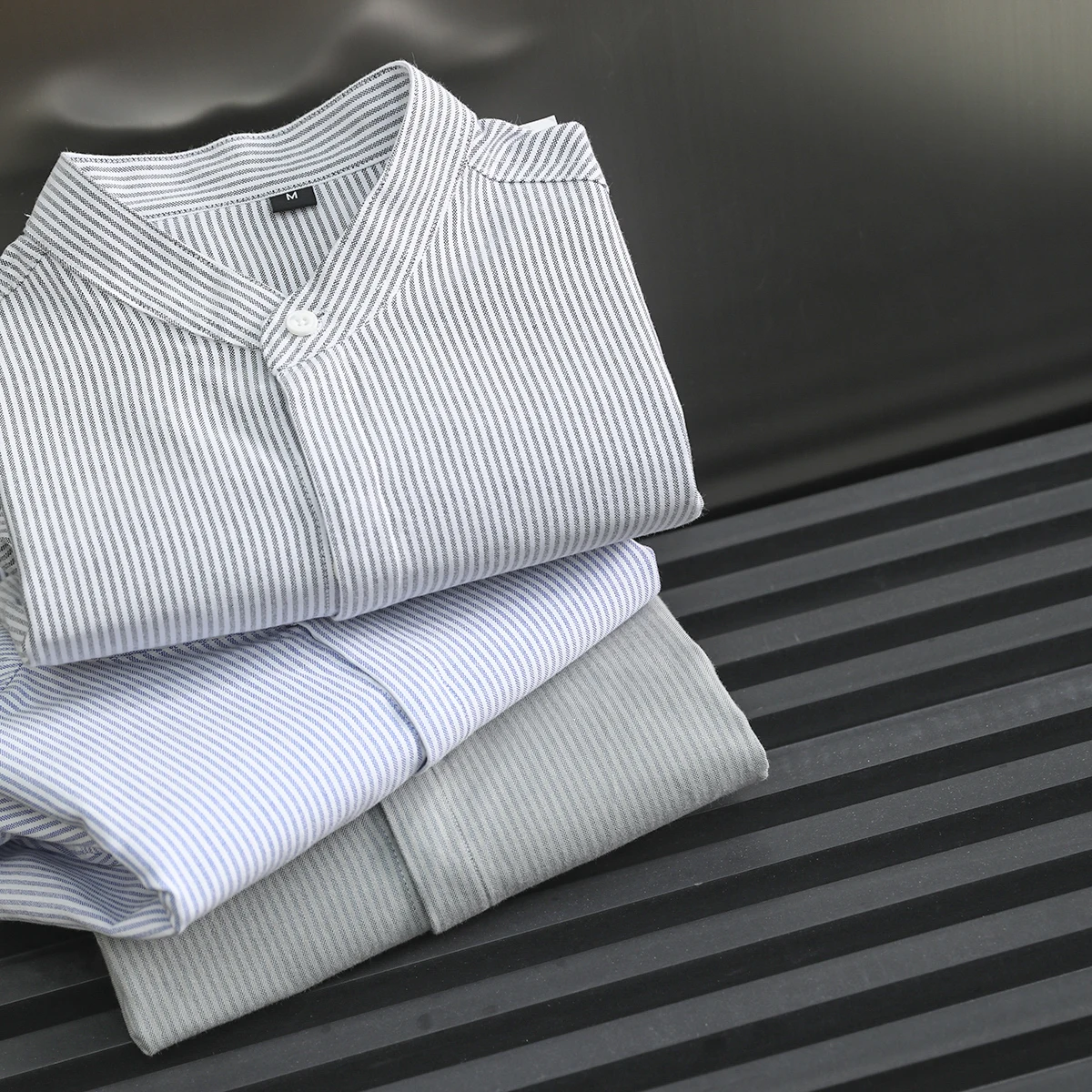 Высококачественная двусторонняя цветная тканая полосатая мужская рубашка в стиле ретро с воротником-стойкой и длинными рукавами, которую можно носить как верхнюю одежду.
Высококачественная двусторонняя цветная тканая полосатая мужская рубашка в стиле ретро с воротником-стойкой и длинными рукавами, которую можно носить как верхнюю одежду.