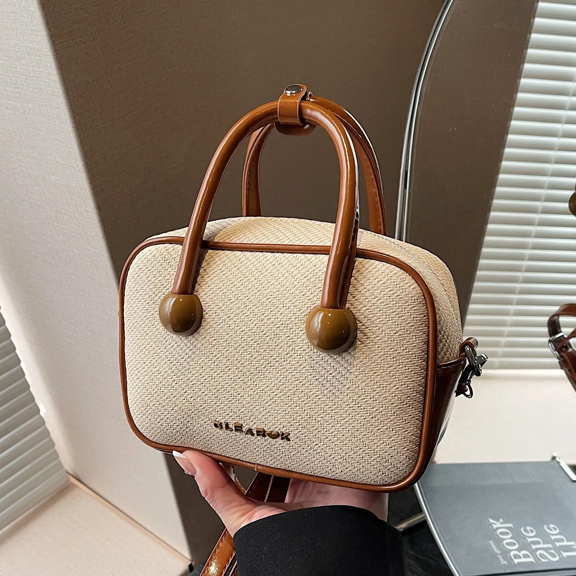 Simple Collision Colour Small Bag 2025 New Fashion Trend Shoulder Bag Retro Simple Bowling Bag Versatile Crossbody Bag
Simple Collision Colour Small Bag 2025 New Fashion Trend Shoulder Bag Retro Simple Bowling Bag Versatile Crossbody Bag