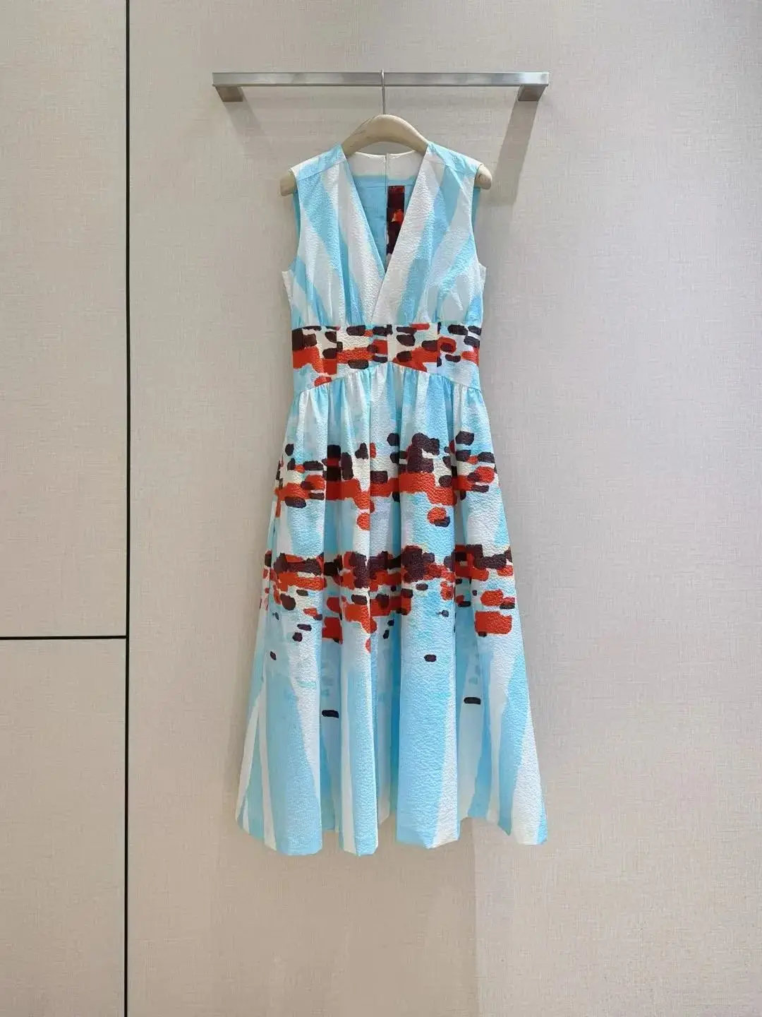 2025 spring/summer new contrasting striped printed dress Sleeveless V-neck design for girls, romantic and elegant lines, waist s
2025 spring/summer new contrasting striped printed dress Sleeveless V-neck design for girls, romantic and elegant lines, waist s