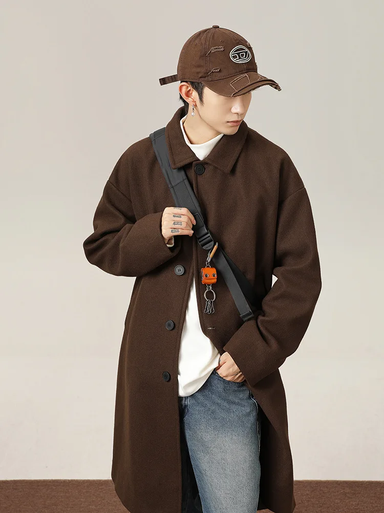 Мужское пальто из шерстяной смеси, белое, на молнии, с фронтальной застежкой, базовое, простое, незаменимое, основное, центральное.
Мужское пальто из шерстяной смеси, белое, на молнии, с фронтальной застежкой, базовое, простое, незаменимое, основное, центральное.