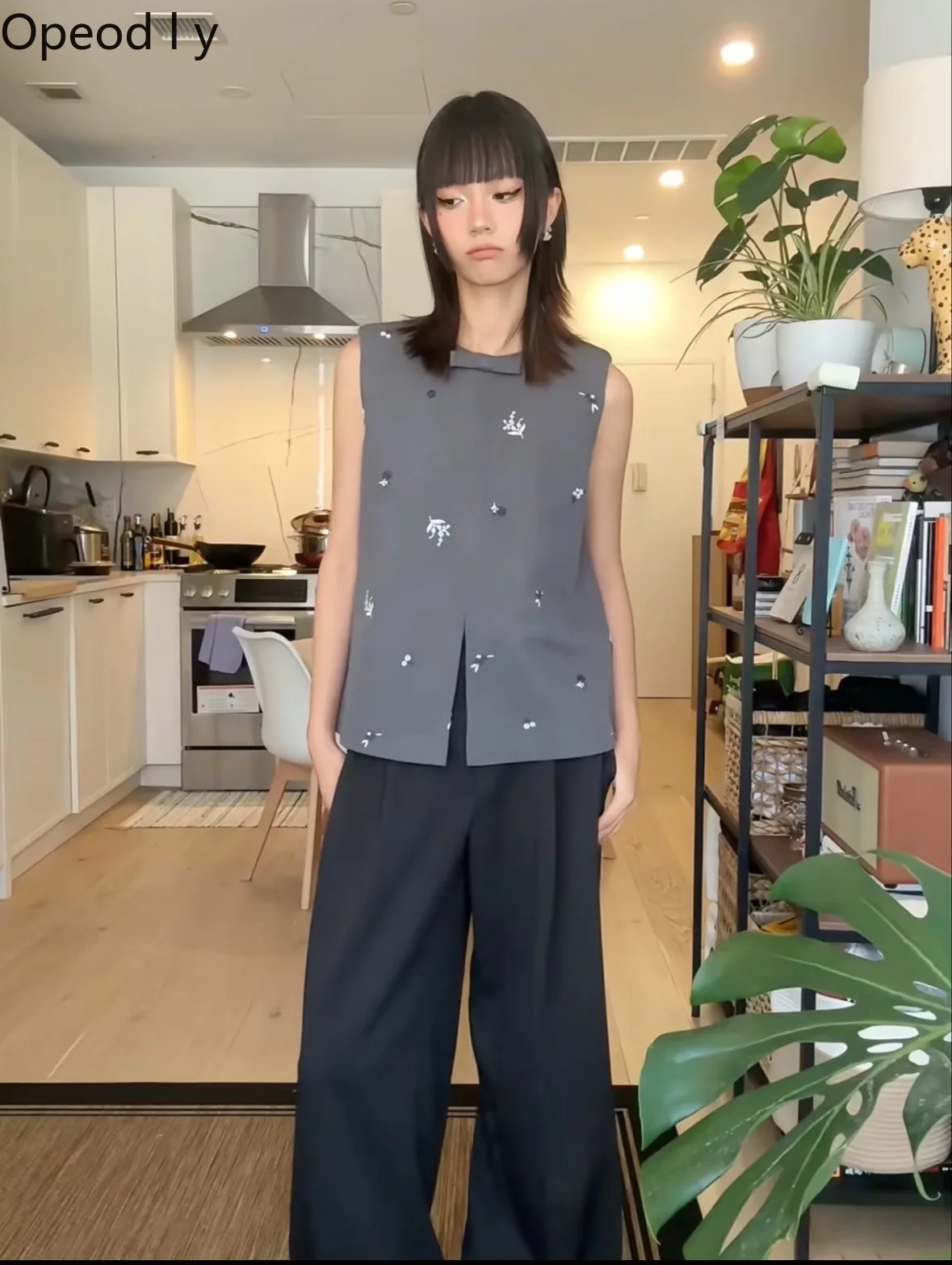 Japanese Sweet Embroidery Gray Sleeveless Vest High Waist Wide Leg Shorts Three-piece Fashion Exquisite Commuter Women's Suit
Japanese Sweet Embroidery Gray Sleeveless Vest High Waist Wide Leg Shorts Three-piece Fashion Exquisite Commuter Women's Suit