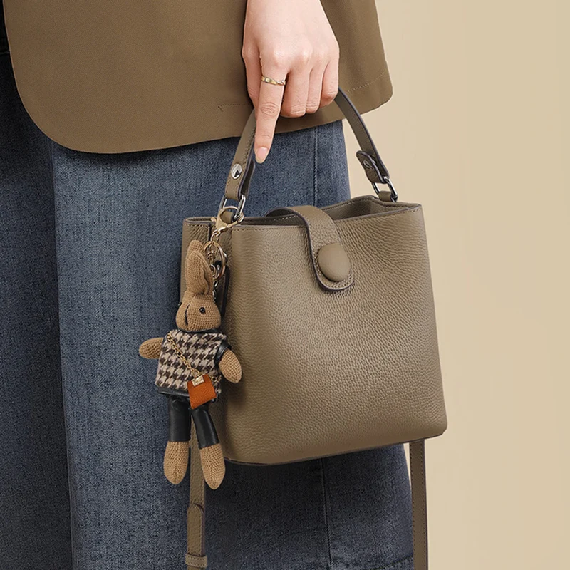 Модная женская сумка-ведро из натуральной кожи цвета хаки 2026 года, элегантная женская сумка через плечо с регулируемым ремнем, сумка для послеобеденного чая
Модная женская сумка-ведро из натуральной кожи цвета хаки 2026 года, элегантная женская сумка через плечо с регулируемым ремнем, сумка для послеобеденного чая