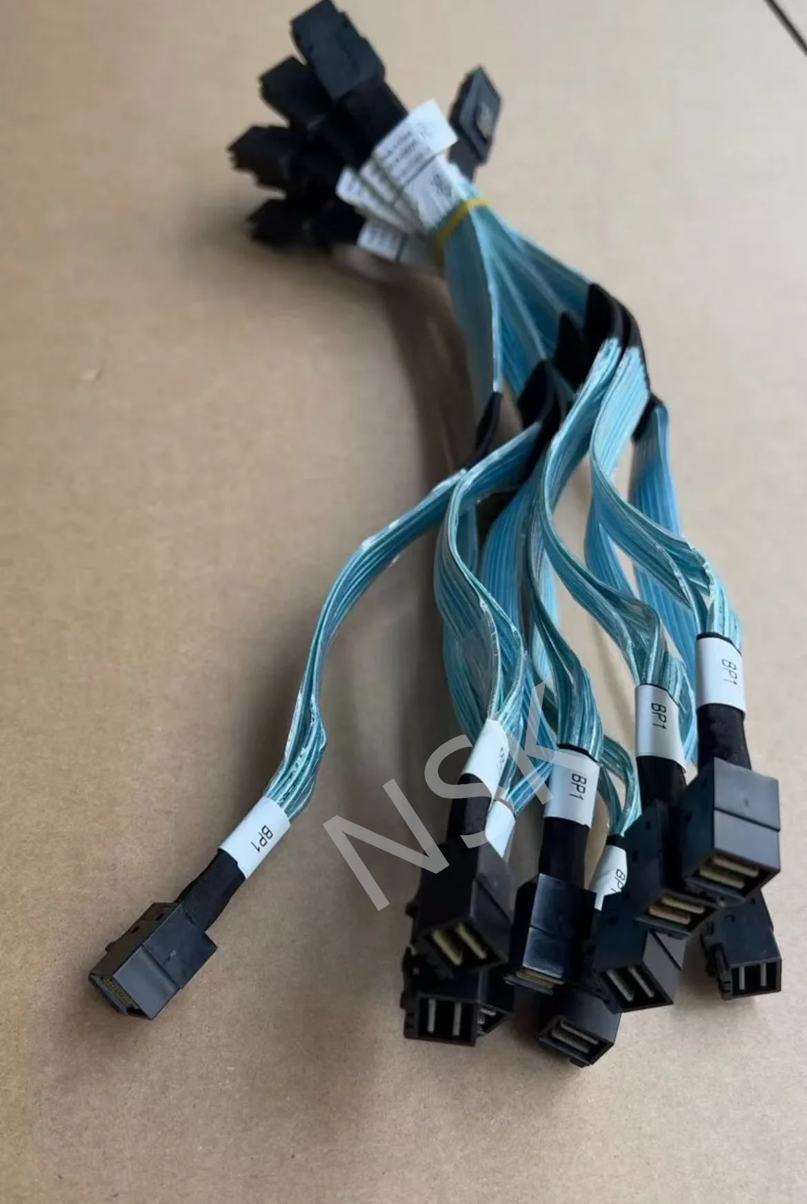 Origina 3K37C 3K37C FOR Dell R640 Server Array Card Cable 8087 to 8643 Connection Cable
Origina 3K37C 3K37C FOR Dell R640 Server Array Card Cable 8087 to 8643 Connection Cable