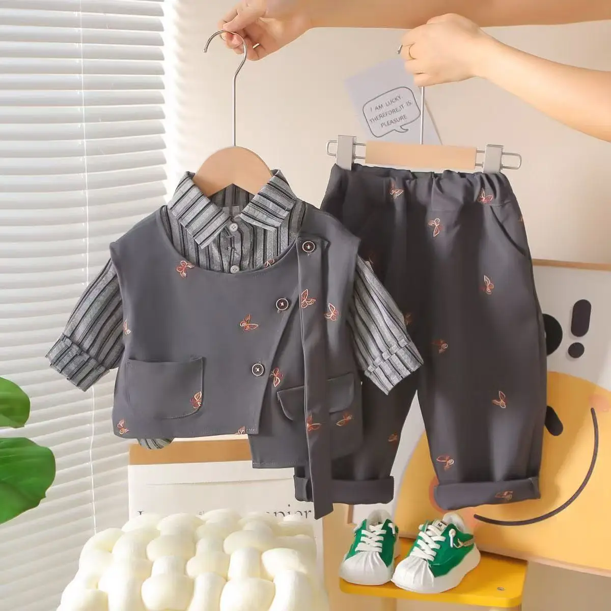 Baby Boy's Clothing Set Spring and Autumn Korean Edition Handsome Children's Suit Bow Vest Shirt Pants Three-piece Suit 80-120CM
Baby Boy's Clothing Set Spring and Autumn Korean Edition Handsome Children's Suit Bow Vest Shirt Pants Three-piece Suit 80-120CM