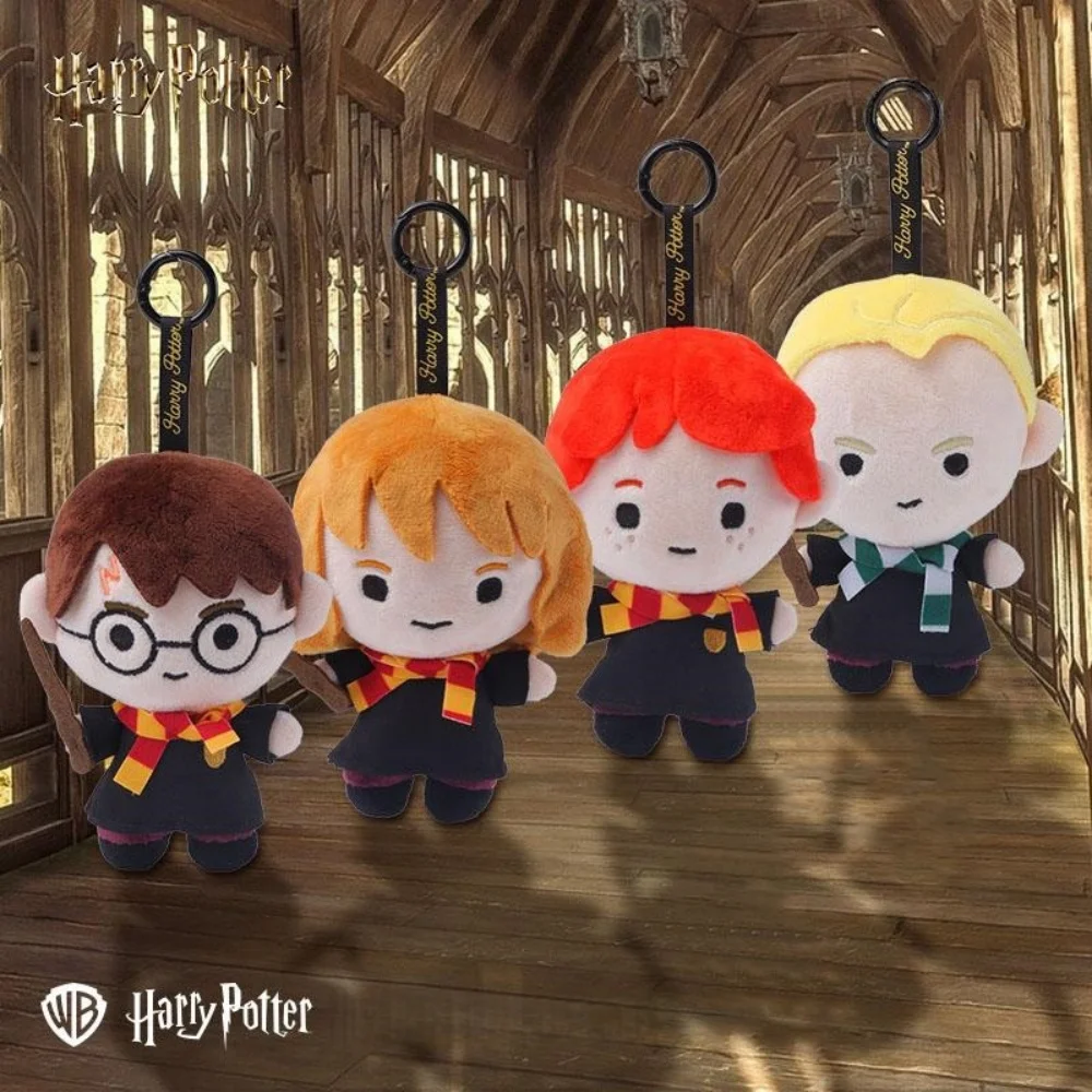 Подлинные куклы Гарри Поттера Гермиона Рона Уизли, фигурки фильмов, плюшевые игрушки, милый мягкий рюкзак, украшение, подарки для девочек
Подлинные куклы Гарри Поттера Гермиона Рона Уизли, фигурки фильмов, плюшевые игрушки, милый мягкий рюкзак, украшение, подарки для девочек