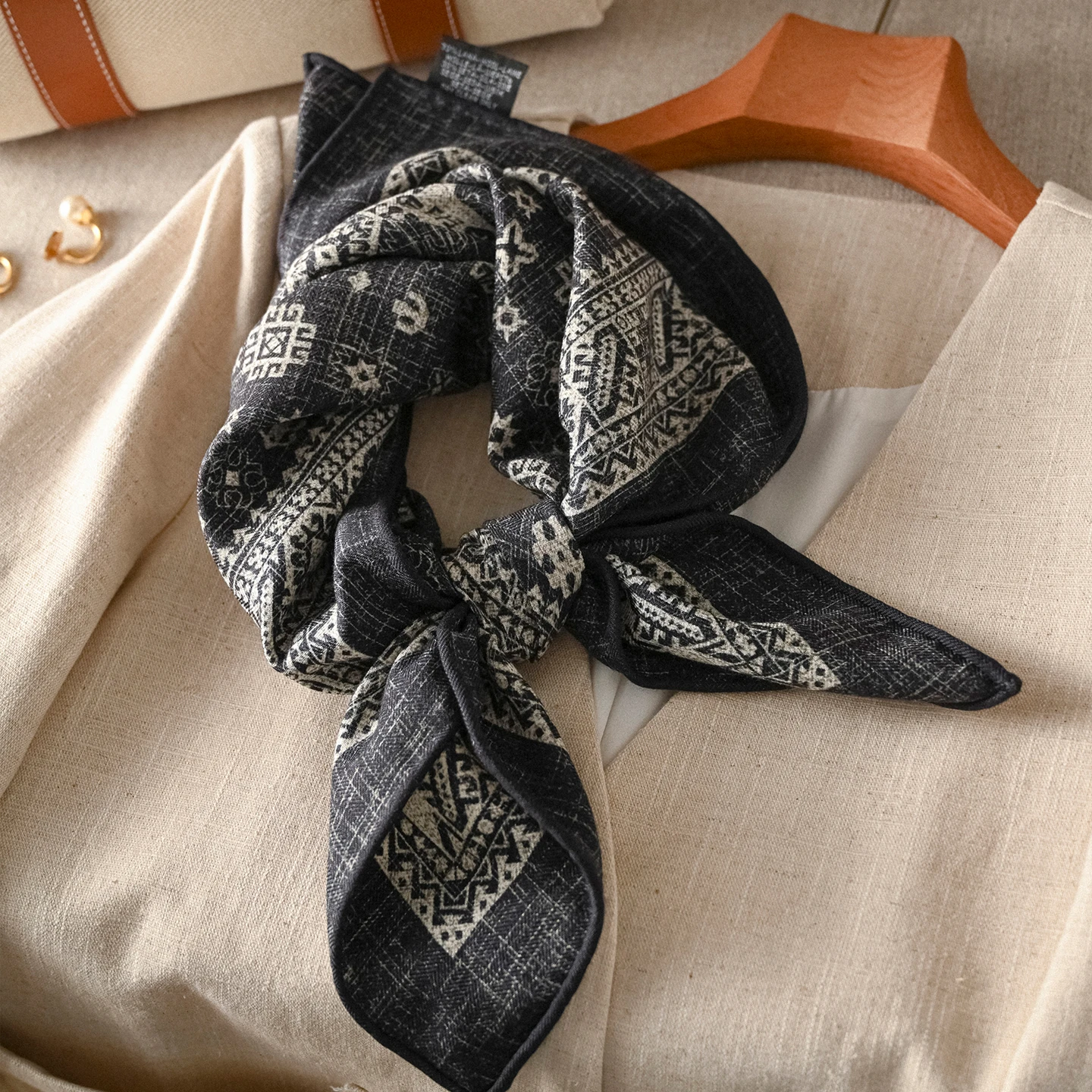 70% Wool 30% Silk Vintage Ethnic Black Paisley Neck Scarves for Women Autumn Spring Silk Wool Square Scarf Muffler Ladies
70% Wool 30% Silk Vintage Ethnic Black Paisley Neck Scarves for Women Autumn Spring Silk Wool Square Scarf Muffler Ladies