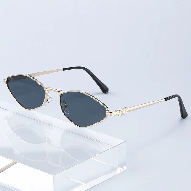 2026 Rhombus Metal Sunglasses Women Polygonal Ocean Lens Small Frame UV400 Streetwear Shades
2026 Rhombus Metal Sunglasses Women Polygonal Ocean Lens Small Frame UV400 Streetwear Shades