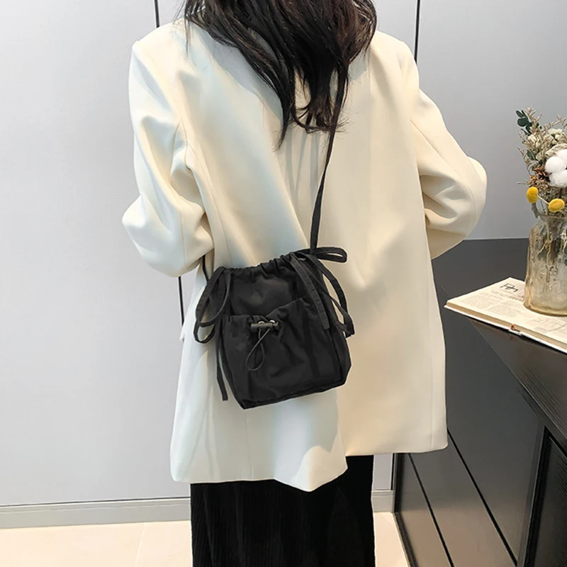 Women's Drawstring Crossbody Shoulder Tote Bag Fashionable Versatile with Cell Phone Pocket Reusable Creative Purse Handbag
Women's Drawstring Crossbody Shoulder Tote Bag Fashionable Versatile with Cell Phone Pocket Reusable Creative Purse Handbag