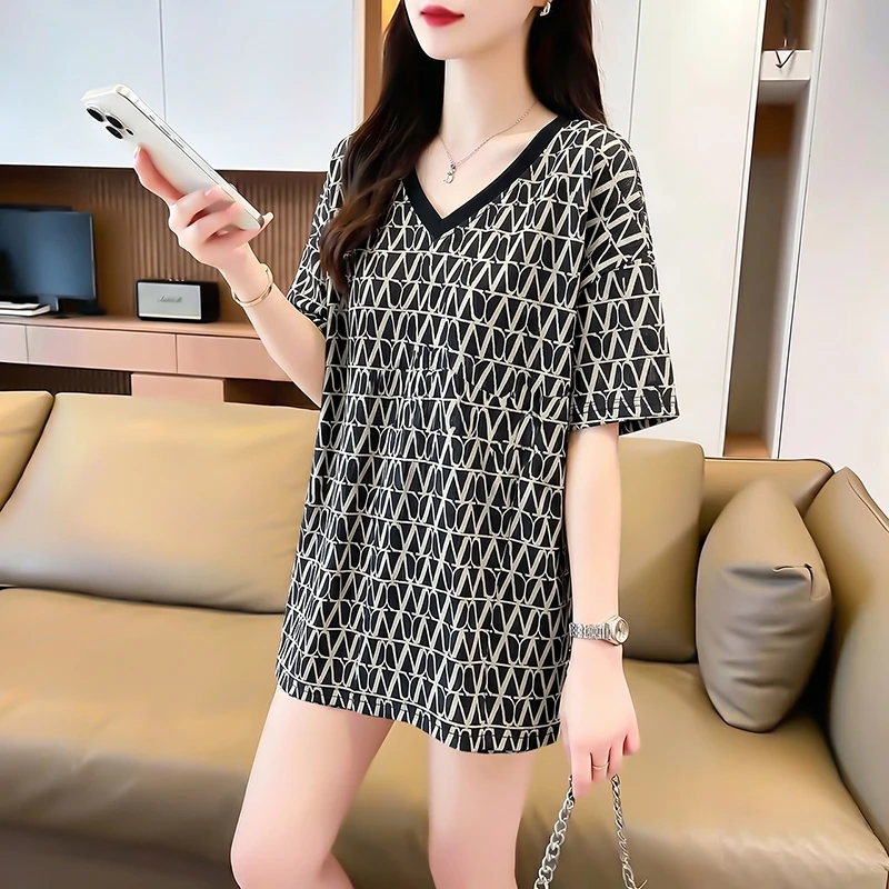 Women's plus-size summer V-neck lounging top, loose and comfortable, bringing you a cool summer.
Women's plus-size summer V-neck lounging top, loose and comfortable, bringing you a cool summer.
