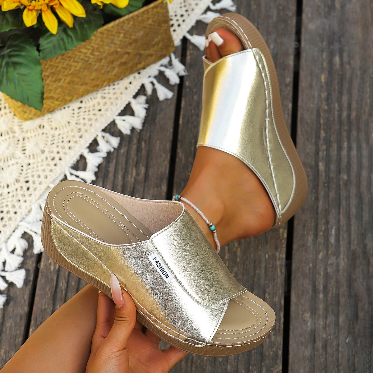 Летние мягкие тапочки на платформе, женские модные шлепанцы на танкетке с открытым носком 2026, женская легкая повседневная пляжная обувь на среднем каблуке
Летние мягкие тапочки на платформе, женские модные шлепанцы на танкетке с открытым носком 2026, женская легкая повседневная пляжная обувь на среднем каблуке