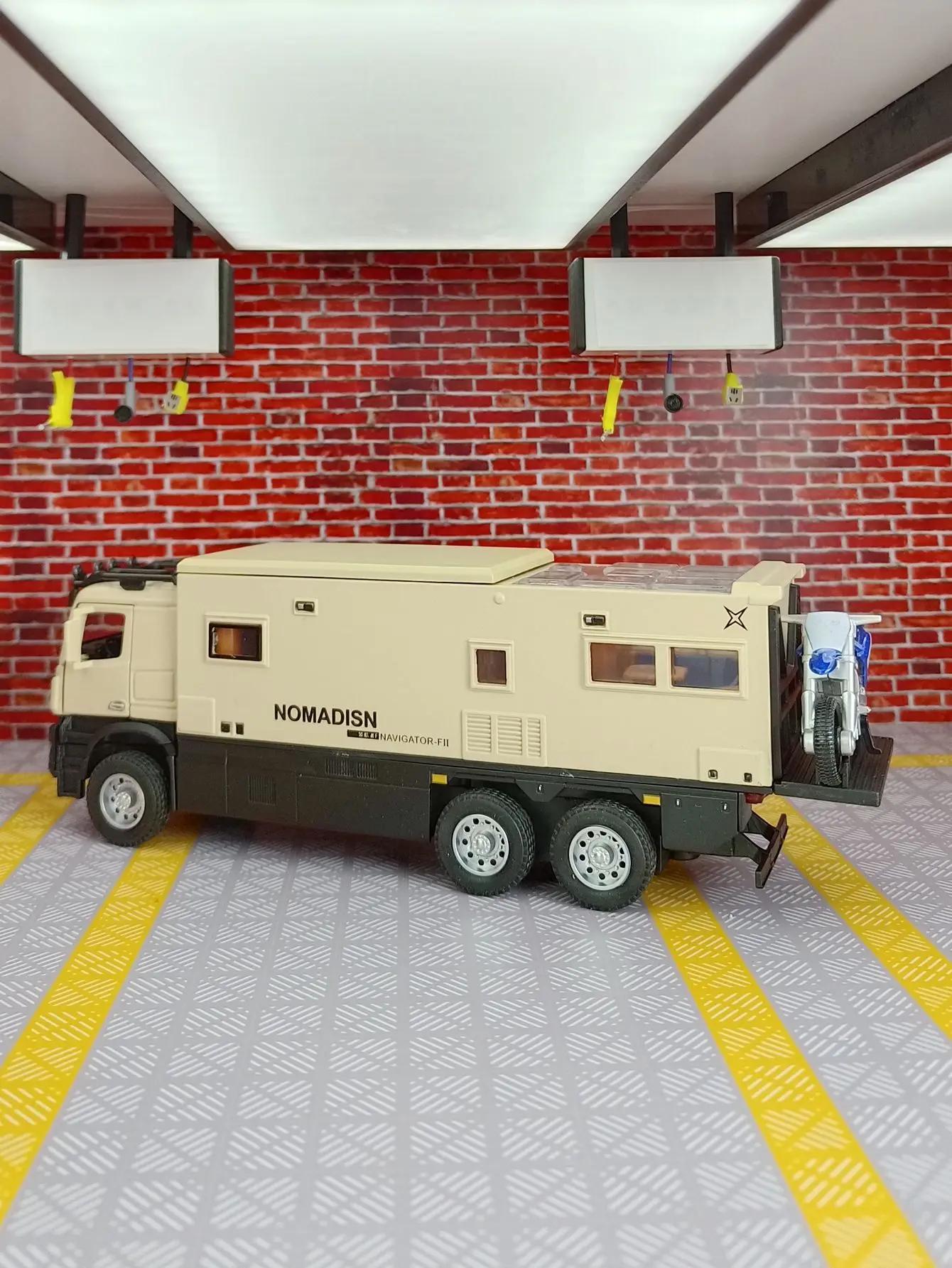 1:32 Mercedes-Benz truck alloy car model has simulated sound and lighting functions doors on both sides that can be opened
1:32 Mercedes-Benz truck alloy car model has simulated sound and lighting functions doors on both sides that can be opened