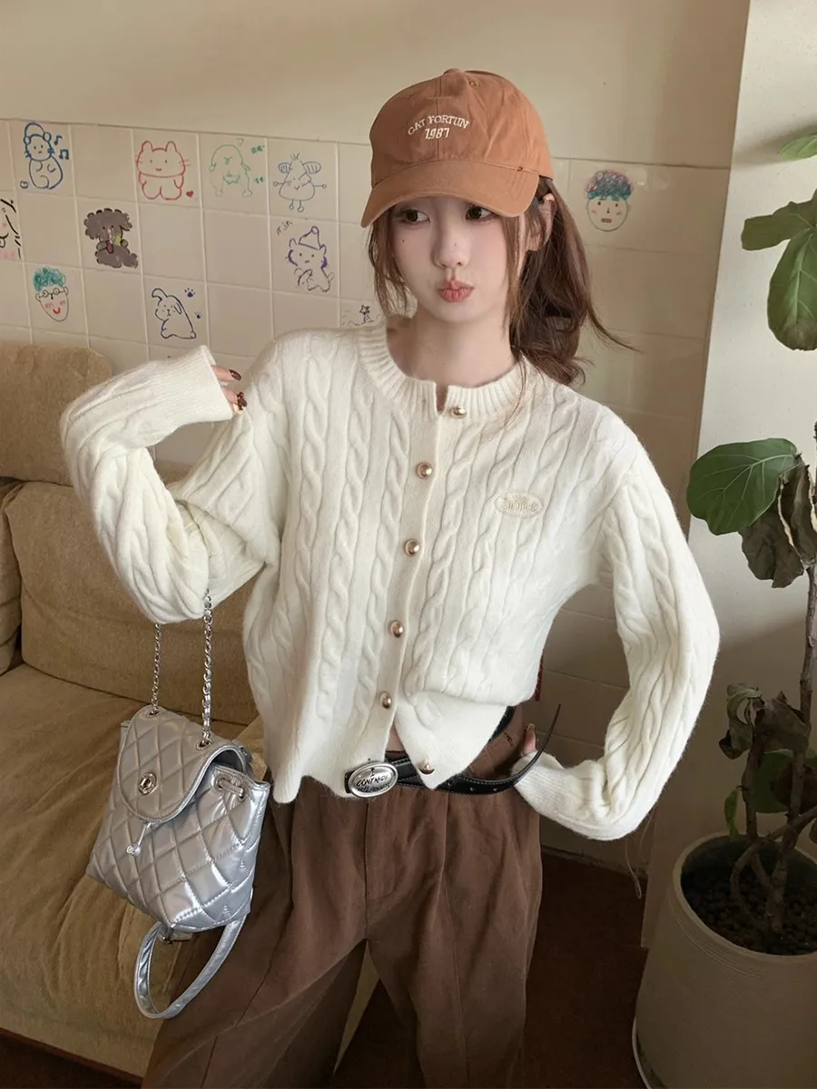 Ele Вышитый вязаный свитер, открытый кардиган, женский свободный утягивающий свитер на одной пуговице, осень-зима, корейский Sle College...
Ele Вышитый вязаный свитер, открытый кардиган, женский свободный утягивающий свитер на одной пуговице, осень-зима, корейский Sle College...