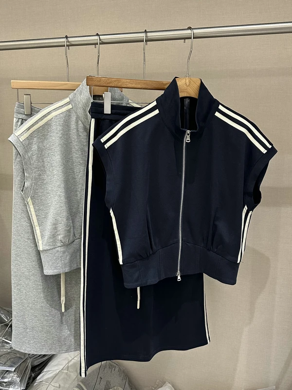 Korean Casual Sports Style Two-Piece Set Women's Fashion Summer Outfit Sleeveless Stand Collar Straight Tube Skirt Ensemble
Korean Casual Sports Style Two-Piece Set Women's Fashion Summer Outfit Sleeveless Stand Collar Straight Tube Skirt Ensemble