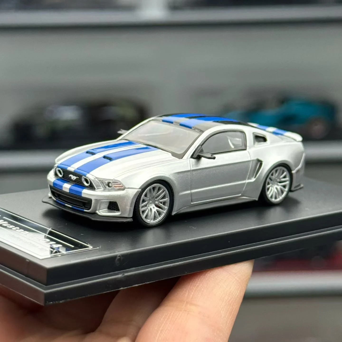Модель автомобиля DCM 1:64 Ford Mustang 2014 Silver Blue Latte с открывающимися передней крышкой и двойными дверями, литая из сплава
Модель автомобиля DCM 1:64 Ford Mustang 2014 Silver Blue Latte с открывающимися передней крышкой и двойными дверями, литая из сплава