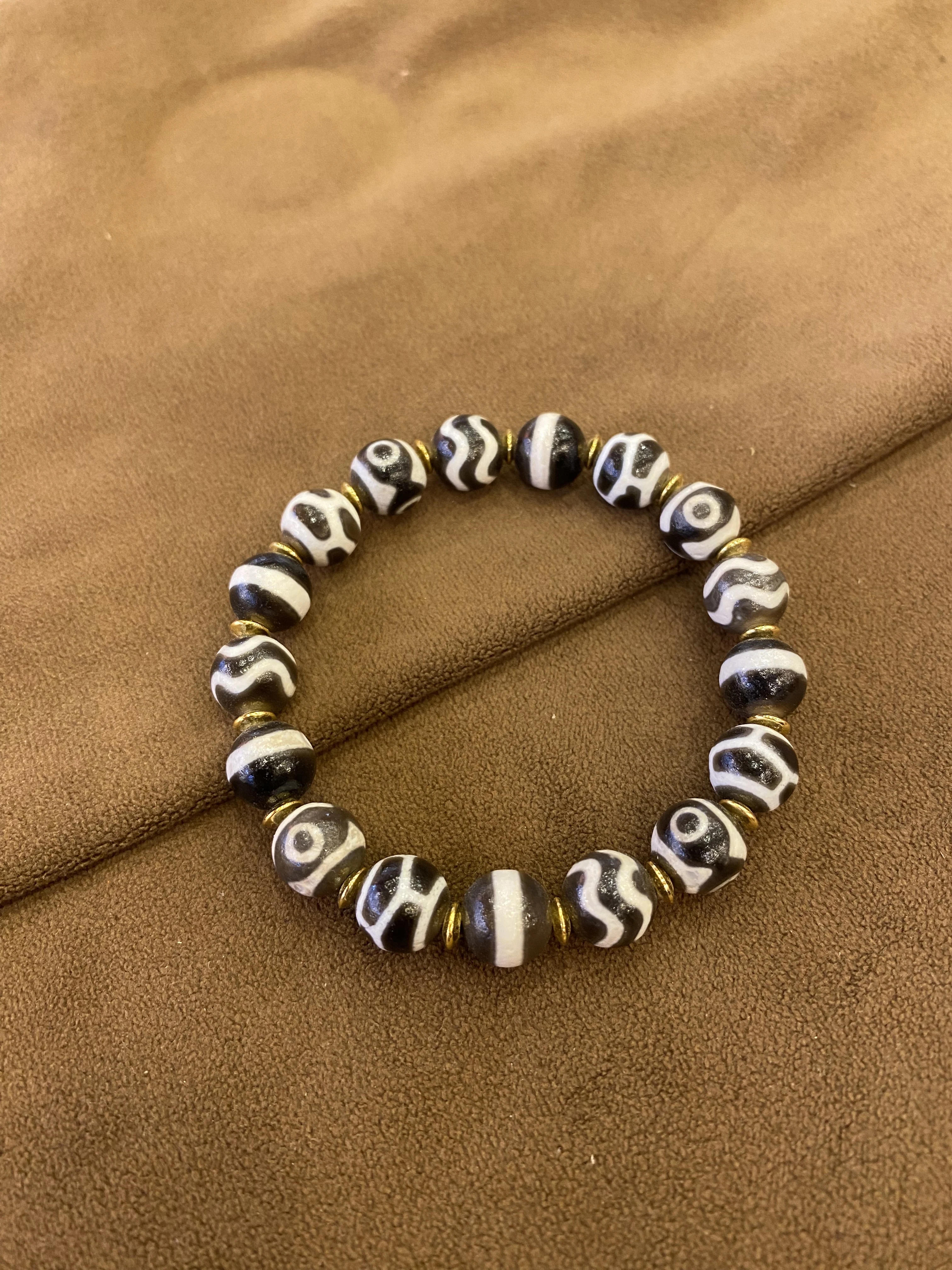 Multi-Pattern Dzi Bead Agate Bracelet, Tibetan Style
Multi-Pattern Dzi Bead Agate Bracelet, Tibetan Style