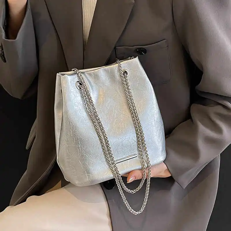 Korean Casual Bucket Bags For Women Fashion Large Capacity Chain Crossbody Bag Versatile Summer Commuting PU Shoulder Pack
Korean Casual Bucket Bags For Women Fashion Large Capacity Chain Crossbody Bag Versatile Summer Commuting PU Shoulder Pack
