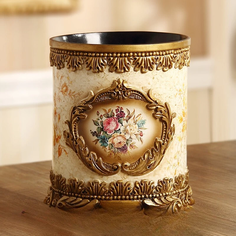 Мусорный бак в европейском стиле, мусорное ведро из смолы для гостиной/спальни, винтажный декор, кухонная корзина для ванной комнаты, креативный контейнер для мусора
Мусорный бак в европейском стиле, мусорное ведро из смолы для гостиной/спальни, винтажный декор, кухонная корзина для ванной комнаты, креативный контейнер для мусора