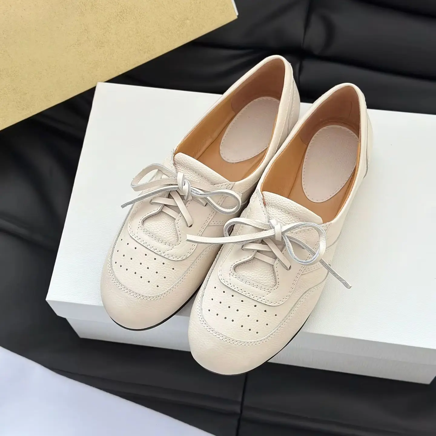 2026 ранняя весна, новые кожаные повседневные белые туфли на шнуровке, туфли на плоской подошве с круглым носком, одинарные туфли для женщин
2026 ранняя весна, новые кожаные повседневные белые туфли на шнуровке, туфли на плоской подошве с круглым носком, одинарные туфли для женщин