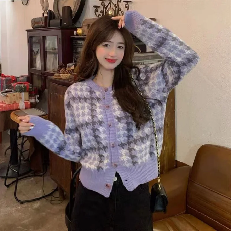 Harajuku Purple Sweater Jacket Women's Fashion Autumn Winter Japanese Gentle Design Sense Short And Niche Knitted Cardigan Trend
Harajuku Purple Sweater Jacket Women's Fashion Autumn Winter Japanese Gentle Design Sense Short And Niche Knitted Cardigan Trend