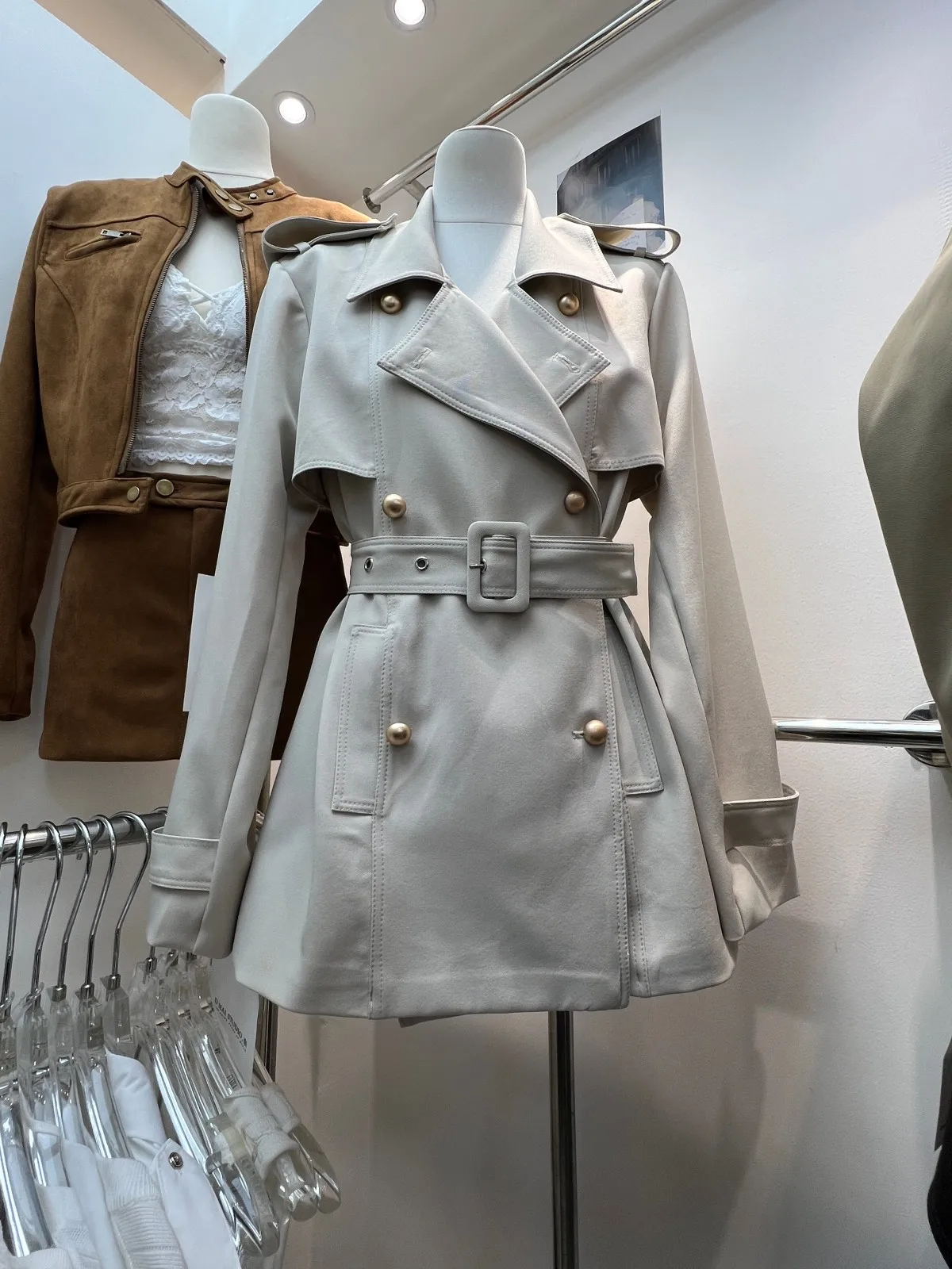 Women's Streetwear England Style Double Breasted Trenck Coat With Belt Lady Vintage Long Sleeve Loose Trench Outwear
Women's Streetwear England Style Double Breasted Trenck Coat With Belt Lady Vintage Long Sleeve Loose Trench Outwear
