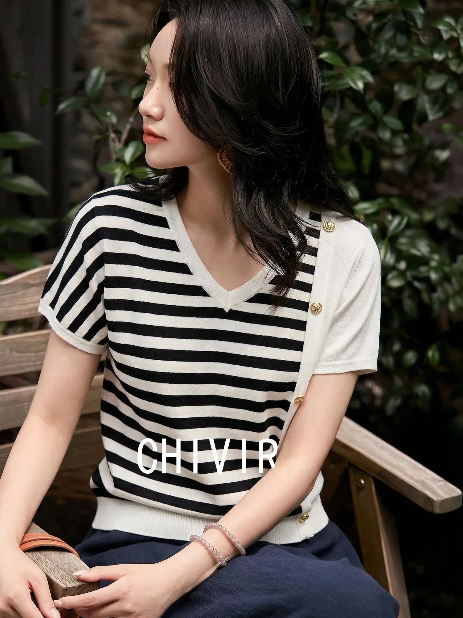 Fashionable Striped V-Neck Short Sleeve Knitted T-Shirt Women's Slimming Top Chivirin Summer 2026 Casual Wear Daily
Fashionable Striped V-Neck Short Sleeve Knitted T-Shirt Women's Slimming Top Chivirin Summer 2026 Casual Wear Daily