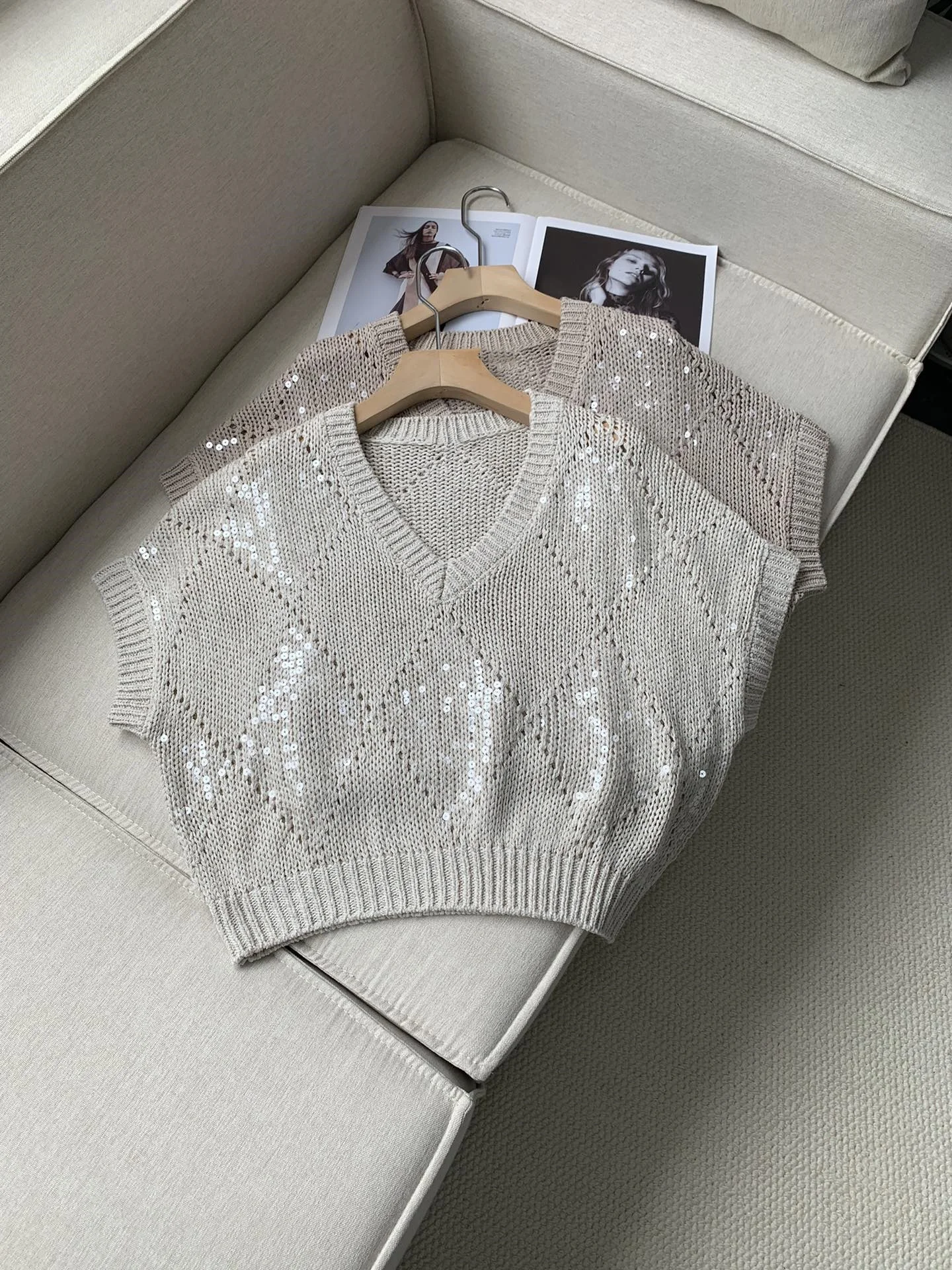 Autumn 2024 Women's Sequins Sweater Hollow Out V-Neck Short Sleeve Fashion Ladies Knitted Pullover
Autumn 2024 Women's Sequins Sweater Hollow Out V-Neck Short Sleeve Fashion Ladies Knitted Pullover