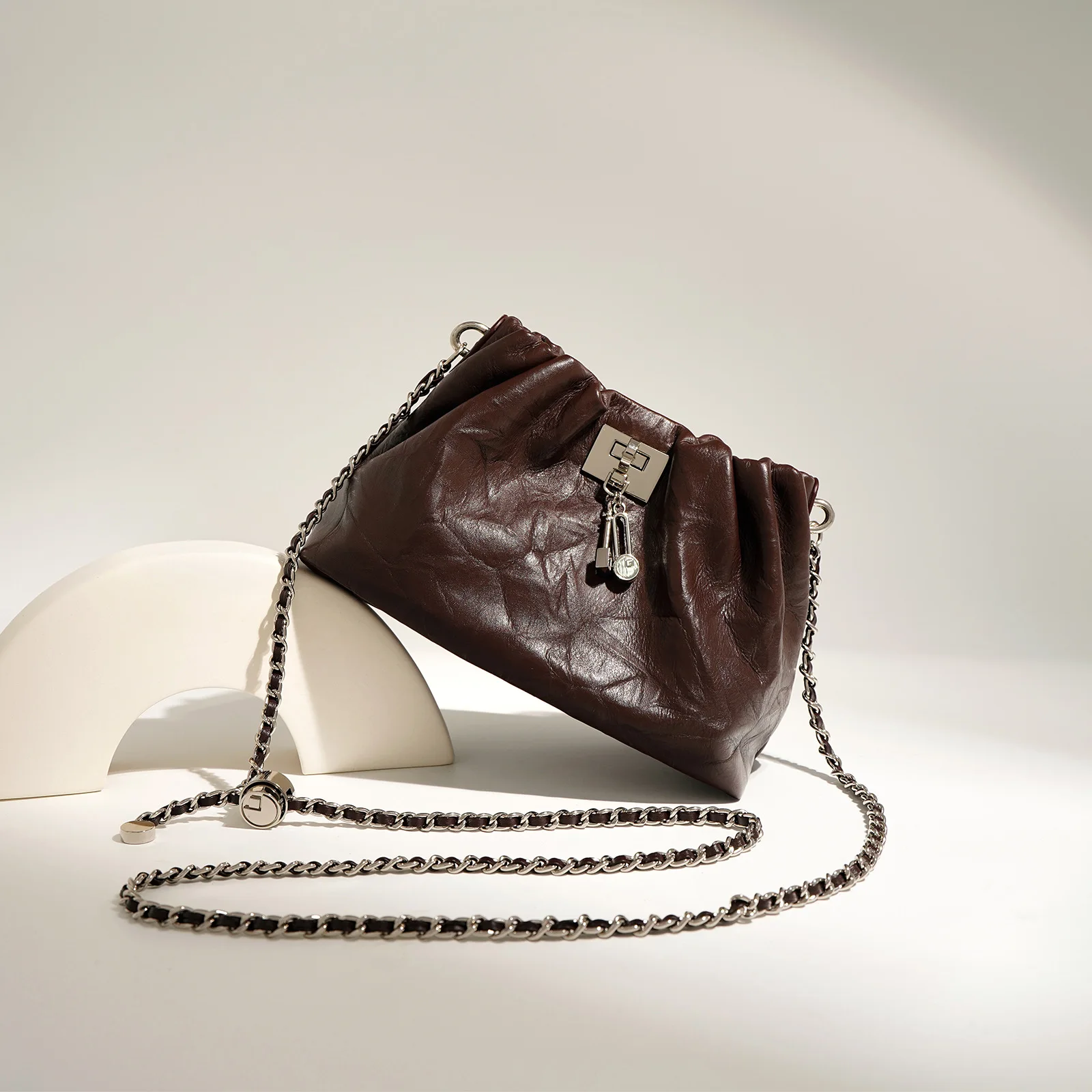 100% Genuine Leather Ruched Cloud for Women, 2026 New Niche Vintage Chain, Сумка Женская
100% Genuine Leather Ruched Cloud for Women, 2026 New Niche Vintage Chain, Сумка Женская