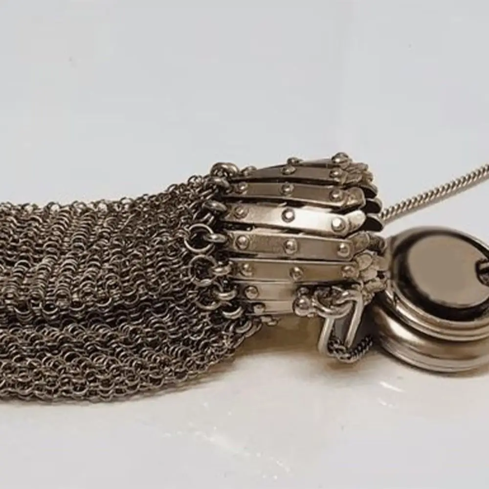 New Victorian 1920's English Coin Purse Top Mesh Twist Lid Gate Double Mesh Coin Holder Retro Mini Coin Bag
New Victorian 1920's English Coin Purse Top Mesh Twist Lid Gate Double Mesh Coin Holder Retro Mini Coin Bag