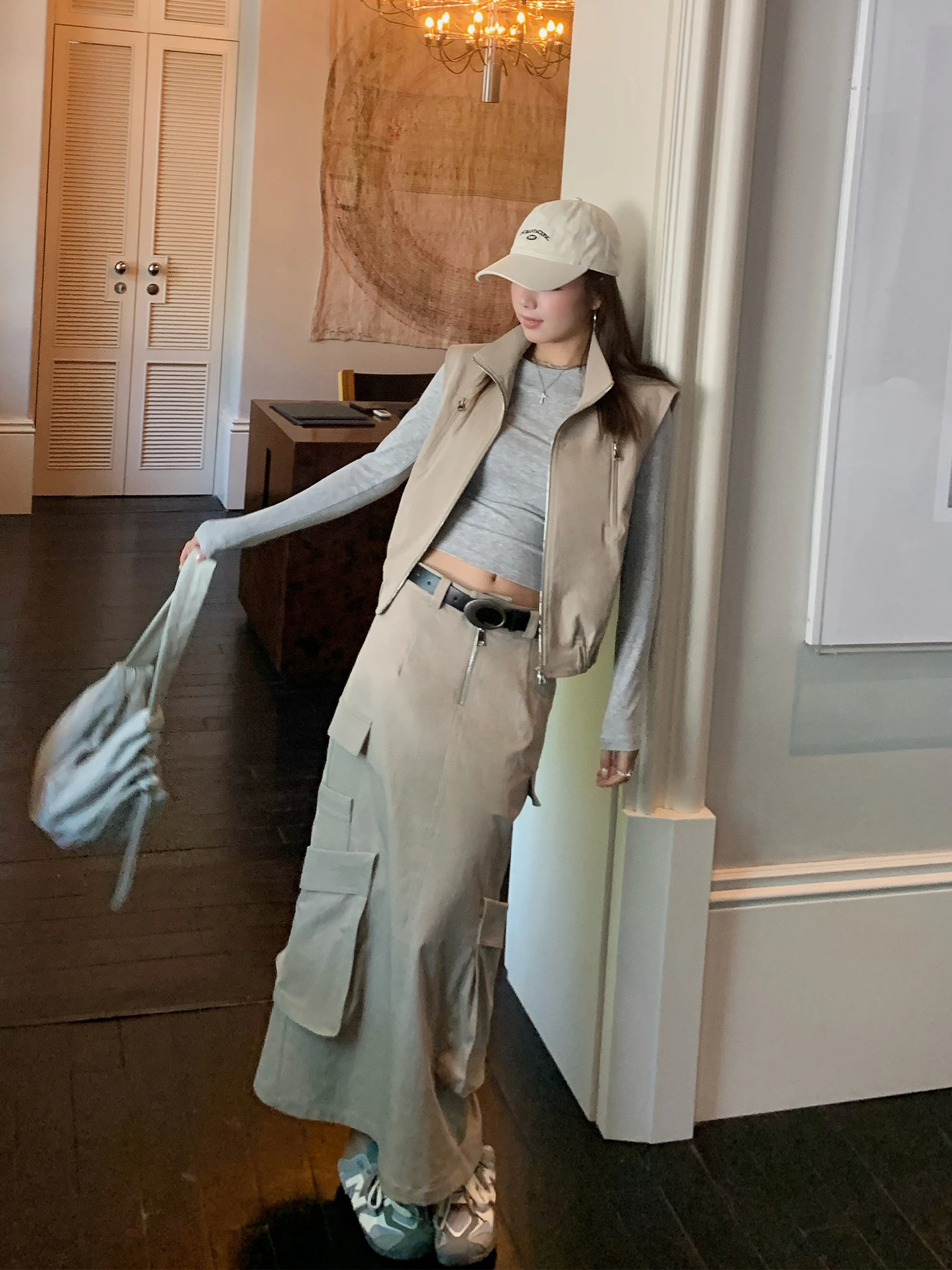 Модный женский комплект из двух предметов: функциональный жилет и юбка из дышащего полиэстера для работы, осенняя коллекция.
Модный женский комплект из двух предметов: функциональный жилет и юбка из дышащего полиэстера для работы, осенняя коллекция.