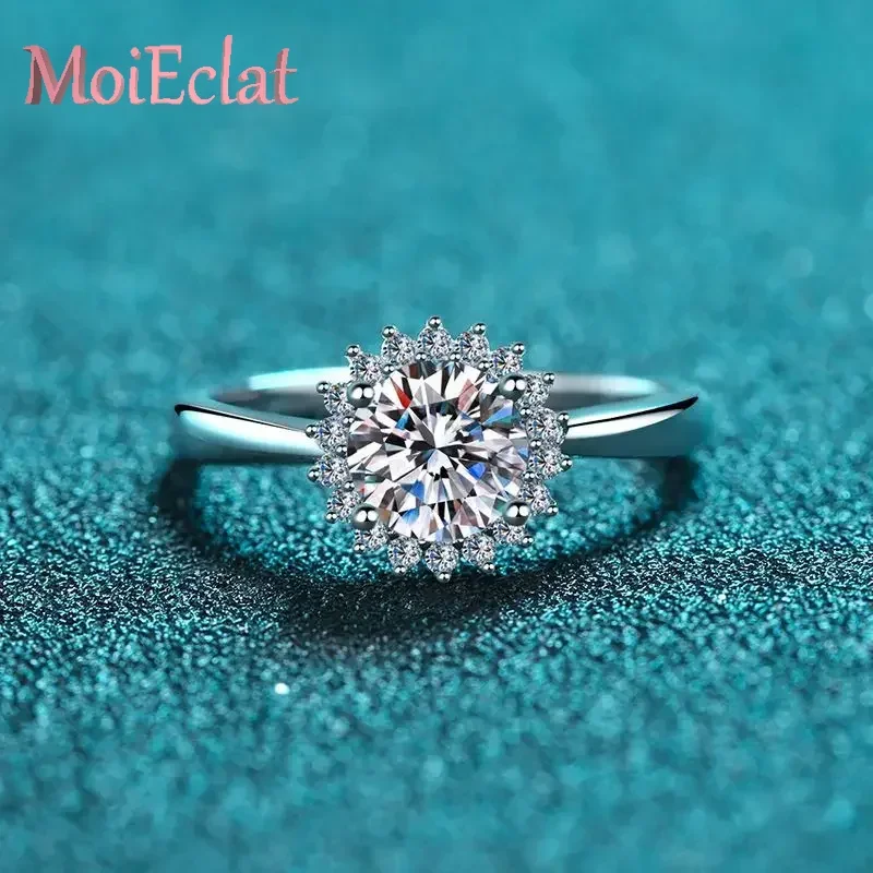 Luxury Sunflower 1ct Moissanite Platinum PT950 Ring for Women, Elegant Glamorous Jewelry Wedding Fine Rings Holiday Gift
Luxury Sunflower 1ct Moissanite Platinum PT950 Ring for Women, Elegant Glamorous Jewelry Wedding Fine Rings Holiday Gift