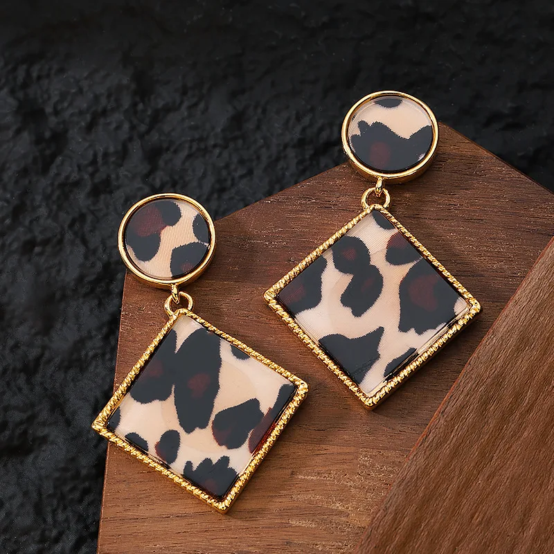 Stylish, exquisite and personalized geometric leopard plate earrings, niche light luxury temperament, high-end commuting earring
Stylish, exquisite and personalized geometric leopard plate earrings, niche light luxury temperament, high-end commuting earring