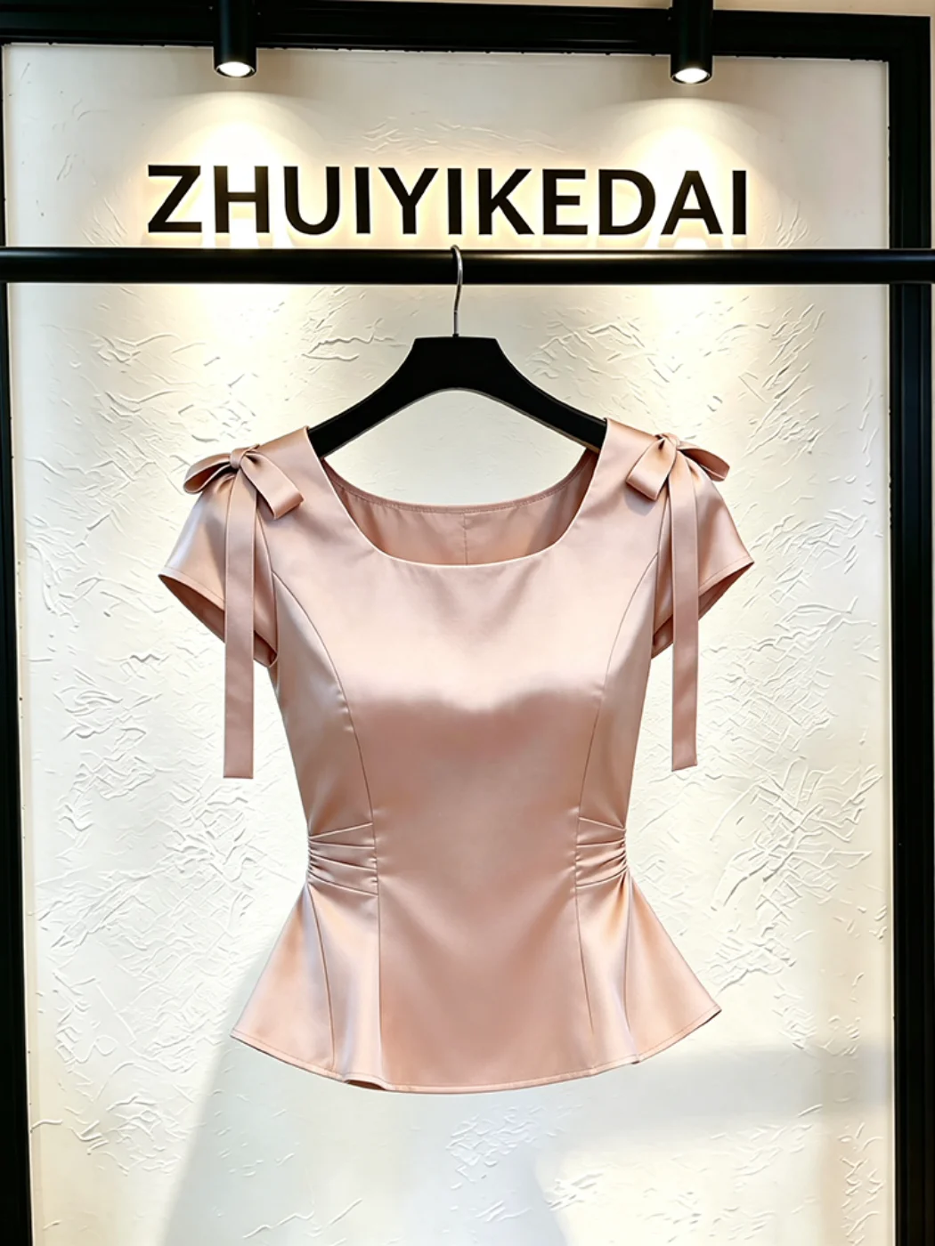 Fashionable Knot Waist-Cinching Short Sleeve Pleated Top Luxury Minimalist French Style Shirt for Young Women
Fashionable Knot Waist-Cinching Short Sleeve Pleated Top Luxury Minimalist French Style Shirt for Young Women