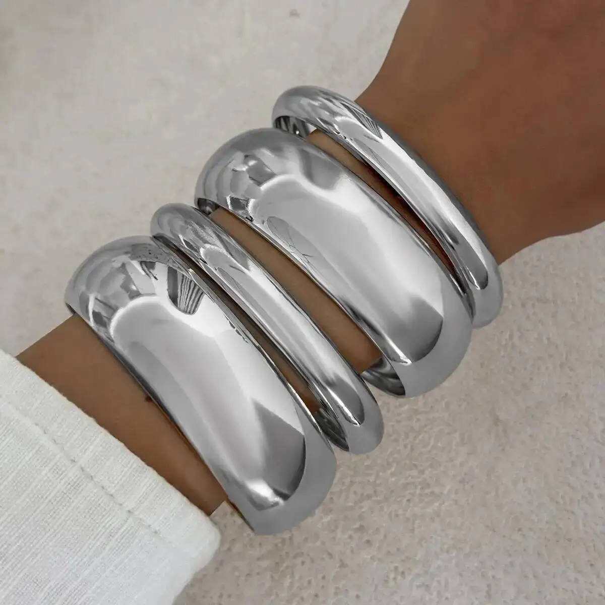 KunJoe 4 Pcs/Set Glossy Metal Large Round Chunky Bangle for Women Exaggerated Smooth Surface Stacked Wide Bracelet Punk Jewelry 
KunJoe 4 Pcs/Set Glossy Metal Large Round Chunky Bangle for Women Exaggerated Smooth Surface Stacked Wide Bracelet Punk Jewelry