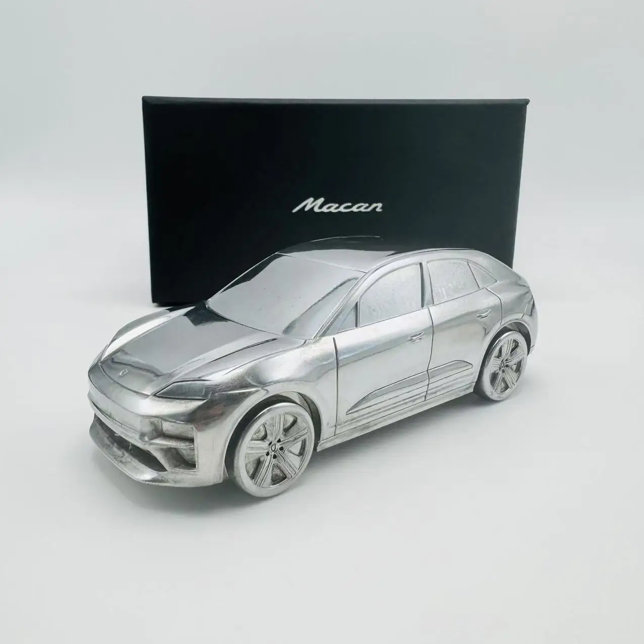 1:43 Porsche Macan Solid Metal Steel Car Model Museum Souvenir Car Model
1:43 Porsche Macan Solid Metal Steel Car Model Museum Souvenir Car Model
