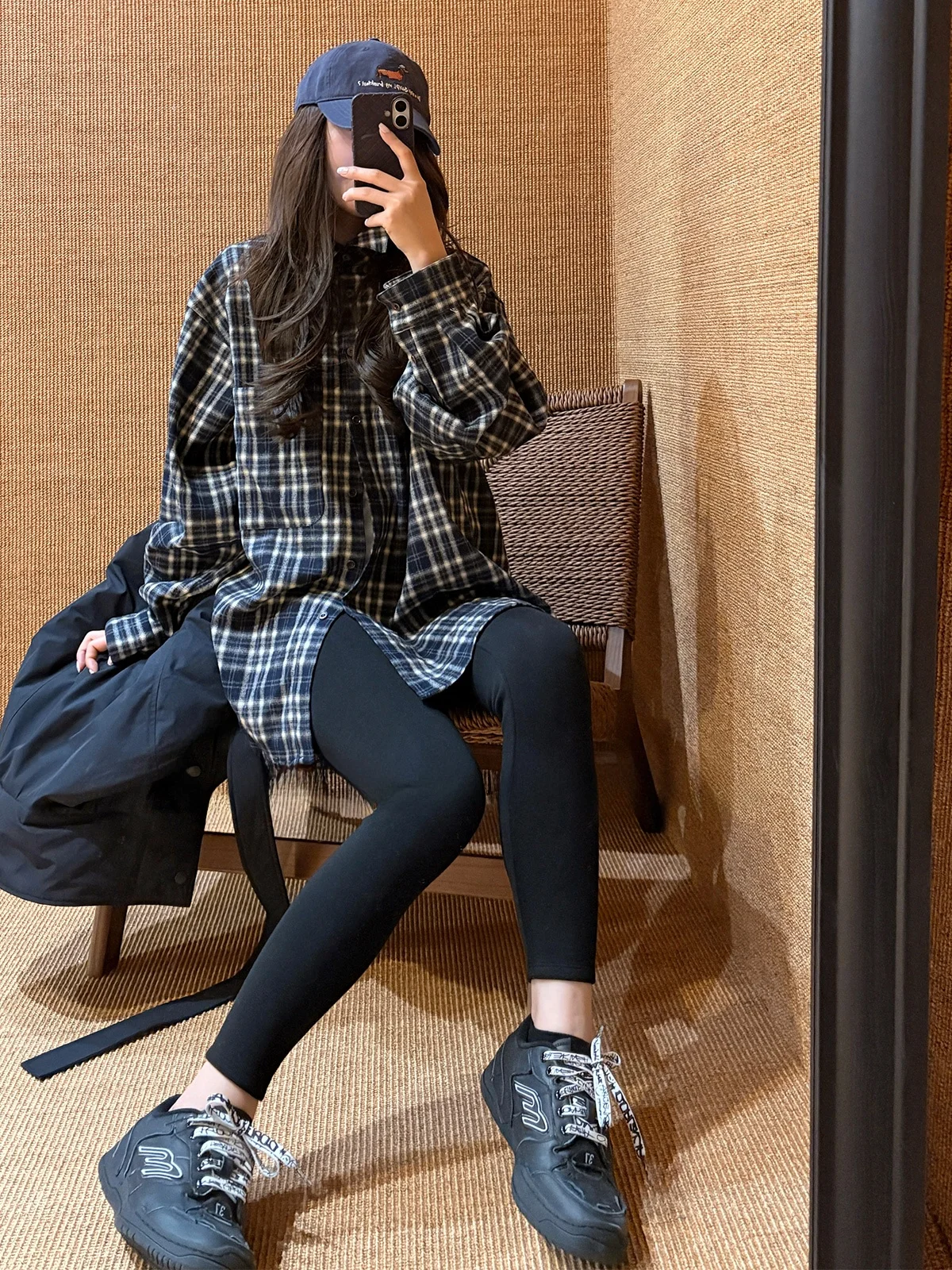 Свободная длинная рубашка-сорочка женская повседневная из полиэфирного волокна, темно-синяя в клетку, с воротником, весенняя коллекция Fashion Zone
Свободная длинная рубашка-сорочка женская повседневная из полиэфирного волокна, темно-синяя в клетку, с воротником, весенняя коллекция Fashion Zone