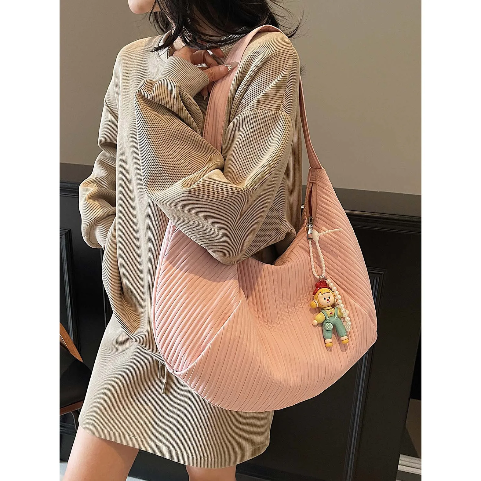 Large capacity bag for women's summer 2025 new casual shoulder crossbody bag versatile and simple commuting dumpling bag
Large capacity bag for women's summer 2025 new casual shoulder crossbody bag versatile and simple commuting dumpling bag