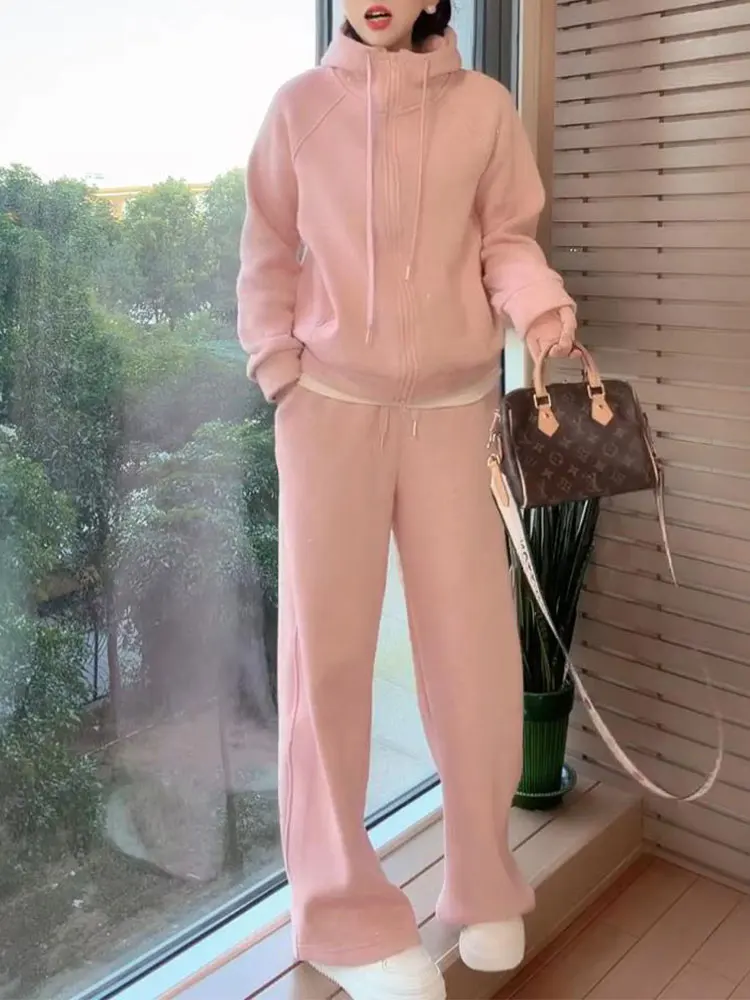 Комплект из двух предметов: кардиган с капюшоном на флисовой подкладке и брюки с широкими штанинами. Зимняя коллекция 2026. Женская повседневная модная одежда. Сделано в Китае.
Комплект из двух предметов: кардиган с капюшоном на флисовой подкладке и брюки с широкими штанинами. Зимняя коллекция 2026. Женская повседневная модная одежда. Сделано в Китае.