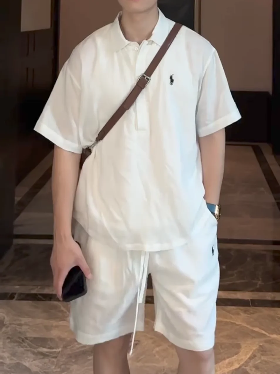 Летний мужской новый комплект из двух предметов: модная, роскошная, повседневная спортивная одежда для молодежи, легкая и дышащая.
Летний мужской новый комплект из двух предметов: модная, роскошная, повседневная спортивная одежда для молодежи, легкая и дышащая.